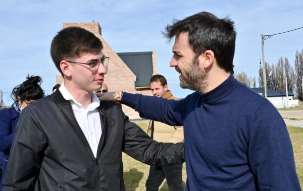 Luka Jones junto al gobernador Torres.