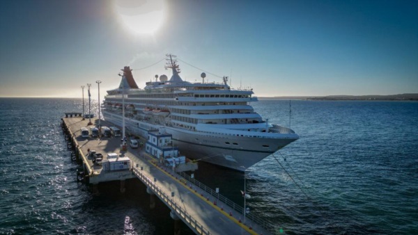 La embarcación en el muelle Luis Piedra Buena. De allí a Ushuaia.