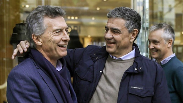Mauricio y Jorge Macri. Abrazados.