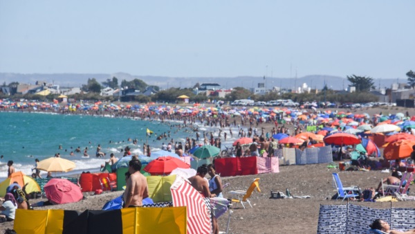 Temperaturas que alcanzaron los 37° hicieron que una multitud se hiciera presente en el balneario.