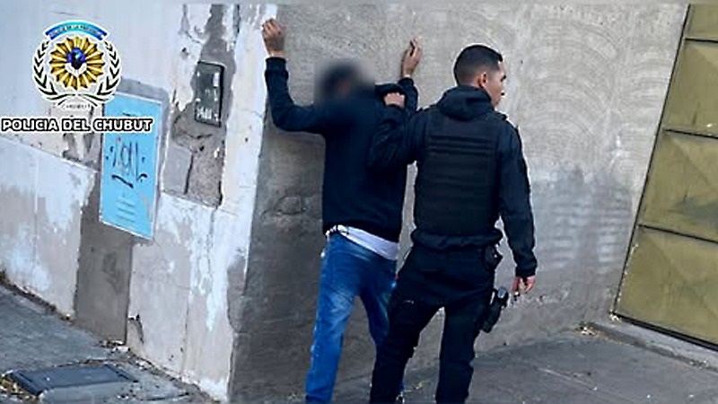 Uno de los individuos detenidos luego del robo.