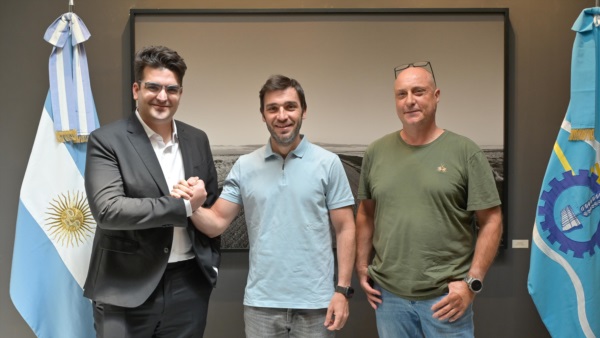 Torres junto a representes del Grupo AISA en Rawson.