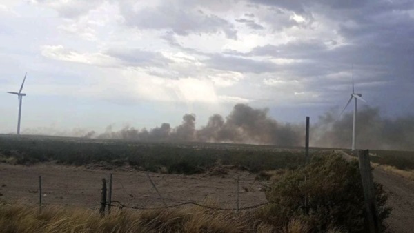 Fuego y humo cerca de los molinos. (Foto: Daniel Ibarrola)