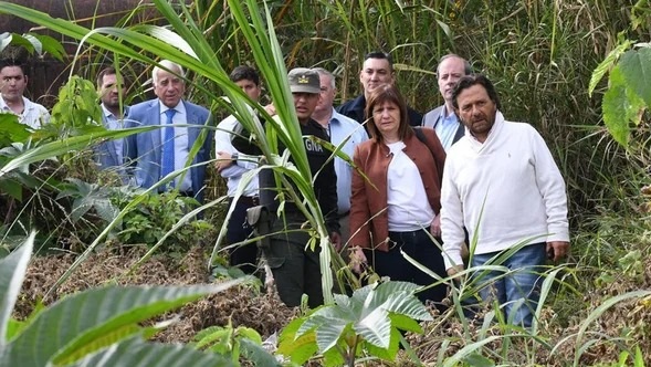 La ministra de Seguridad, Patricia Bullrich, y el gobernador Gustavo Sáenz, durante una visita a Aguas Blancas.