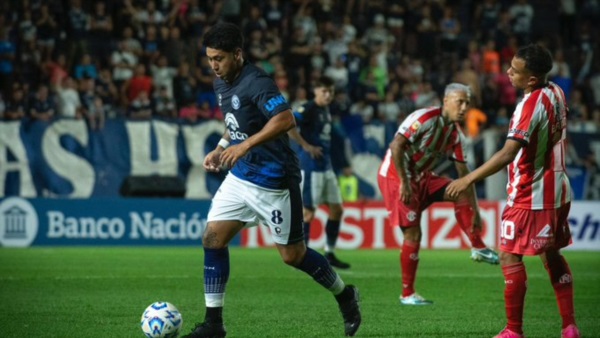 El partido tuvo escasas jugadas de gol.