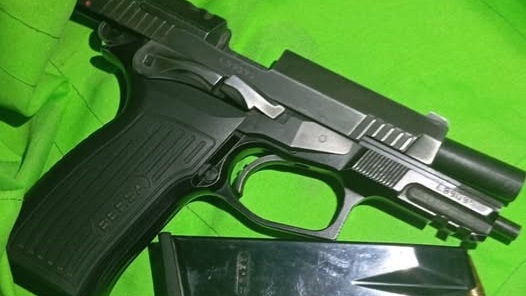El arma fue entregado de manera espontánea.