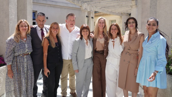 Bullrich y Karina Milei junto a los que saltaron el cerco.