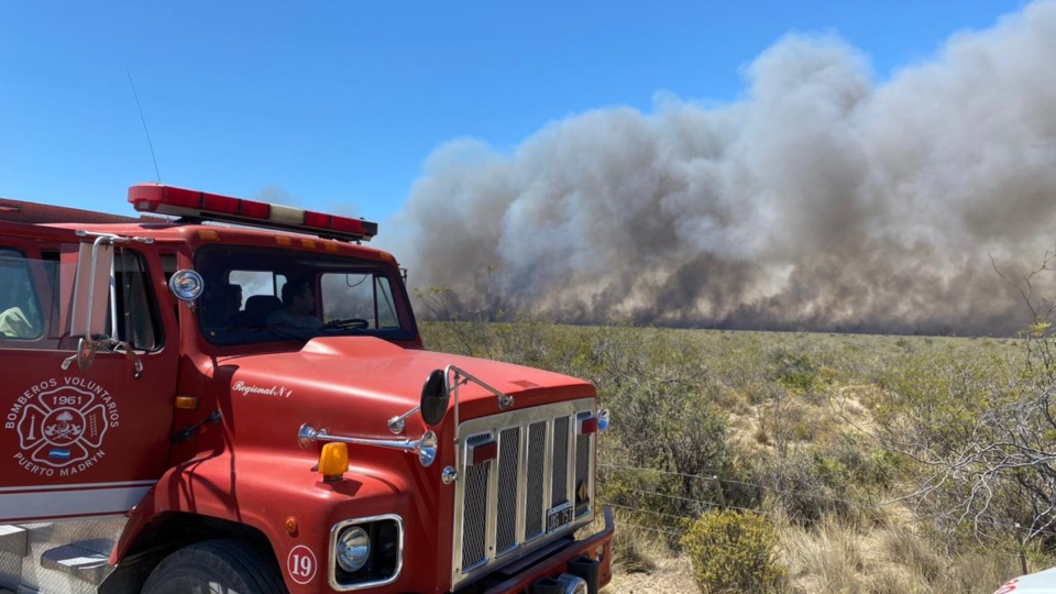Se está trabajando en un foco puntual del incendio, paralelo a la ruta provincial N°1.
