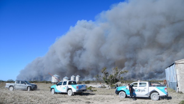 Las densas cortinas de humo marcan la voracidad del fuego.