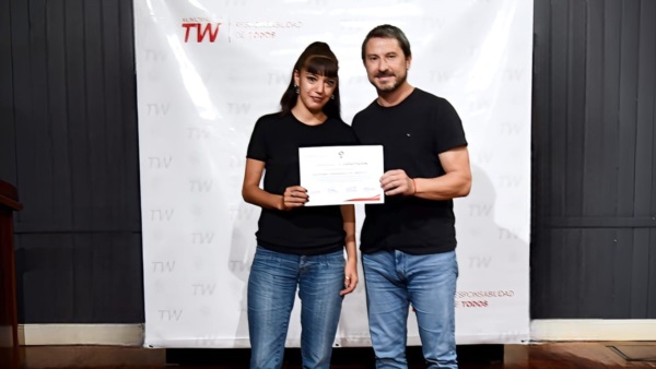 Merino entregando un certificado a una de las encuestadoras sociales.