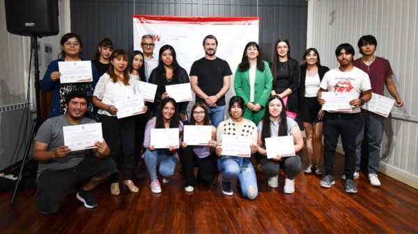 La veintena de los encuestadores con sus distinciones.
