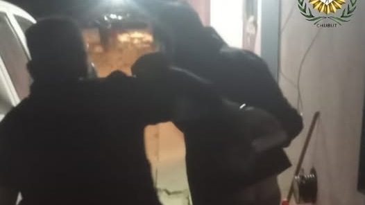 El individuo también agredió verbalmente a los policías.