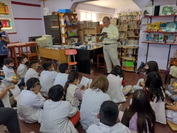 El escritor compartiendo  lectura de sus textos con escolares.