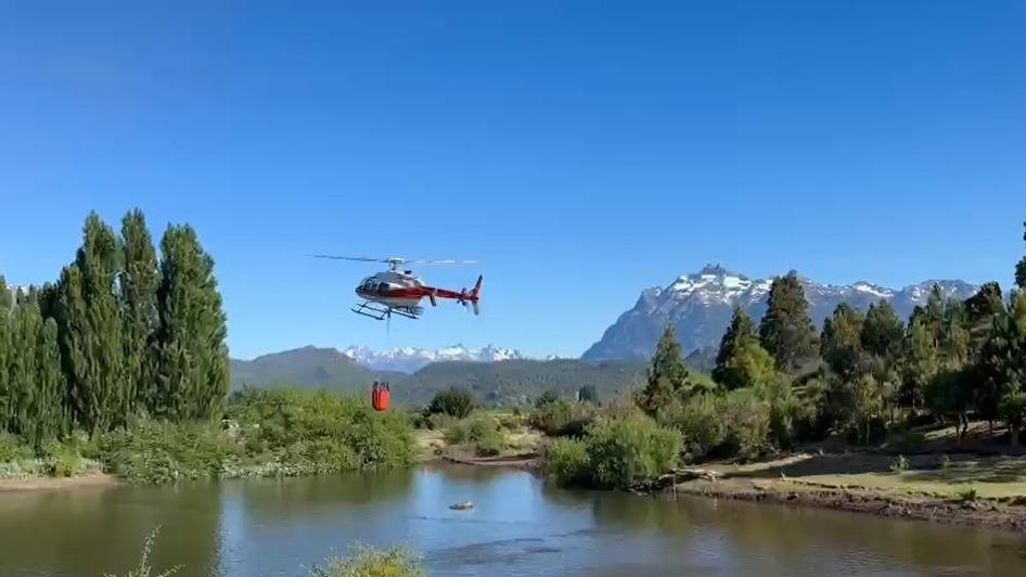 Un hidrohelicóptero trabajando para combatir el fuego.