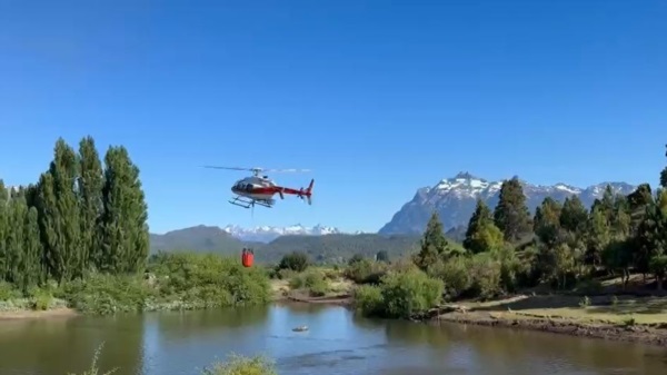 Un hidrohelicóptero trabajando para combatir el fuego.