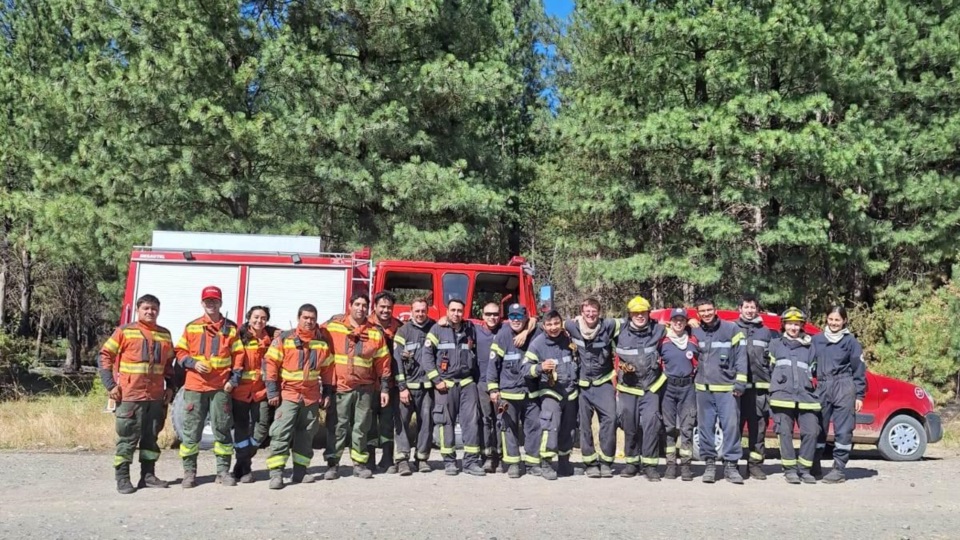Personal que trabajó en las cien hectáreas afectadas por el fuego.