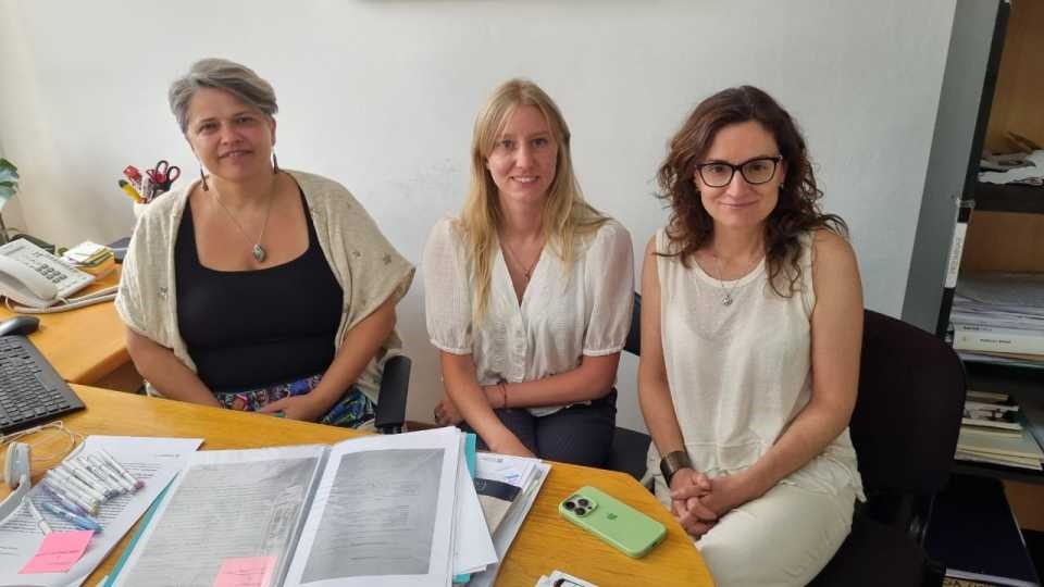 La fiscal, Rafaella Riccono acompañada de sus funcionarias Paula Bestene y Gabriela Balbuena, 