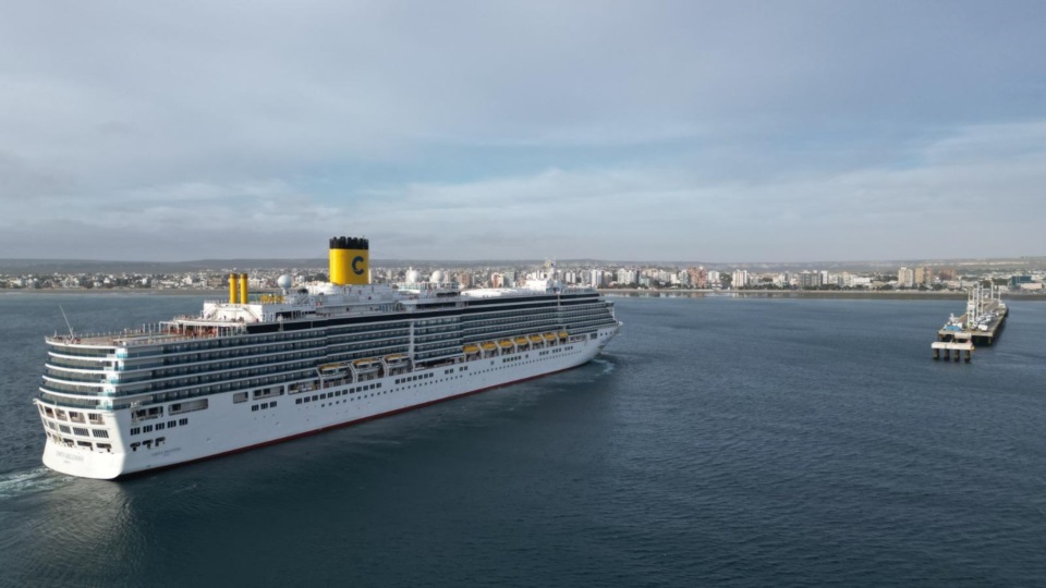 El Costa Deliziosa llegando a Puerto Madryn.