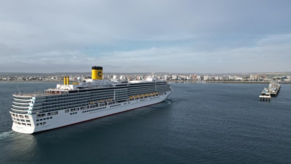 El Costa Deliziosa llegando a Puerto Madryn.
