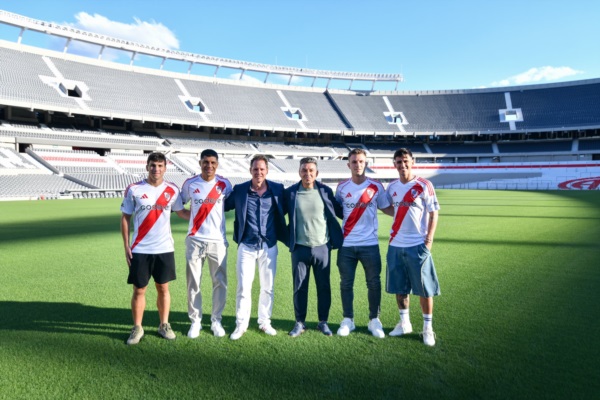 Los 4 primeros en llegar: Tapia, Enzo Pérez, Galoppo y Rojas.