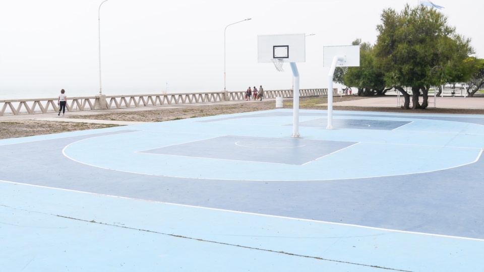 La costanera madrynense y un fondo de mar difícil de apreciar.