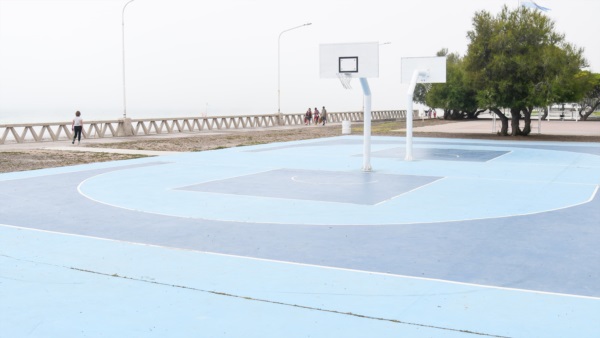 La costanera madrynense y un fondo de mar difícil de apreciar.