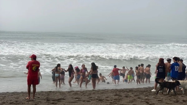 Playa Unión no fue ajena a la neblina en la costa.