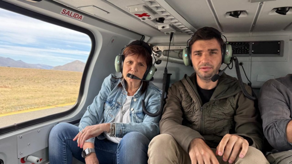 Bullrich y Torres observando por aire el procedimiento de desalojo.