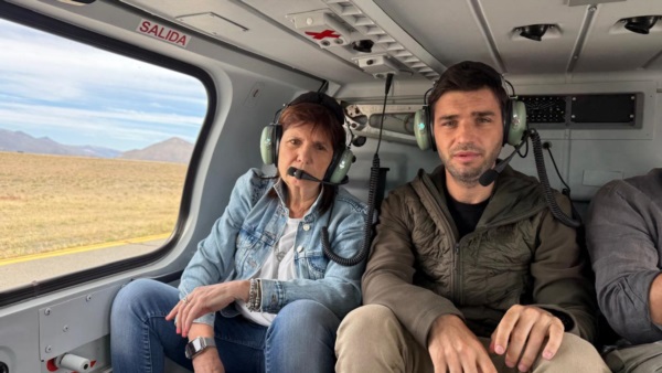 Bullrich y Torres observando por aire el procedimiento de desalojo.