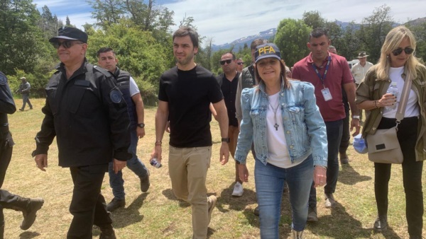 La ministra Bullrich y el gobernador Torres en el lugar del hecho.