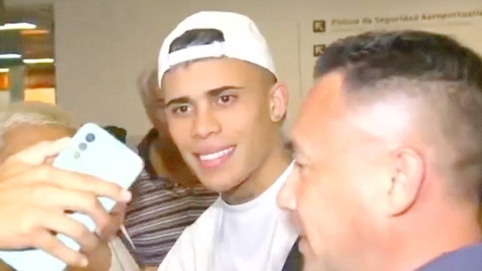 El nuevo refuerzo de Boca, Ayrton Costa, ya está en Argentina. 