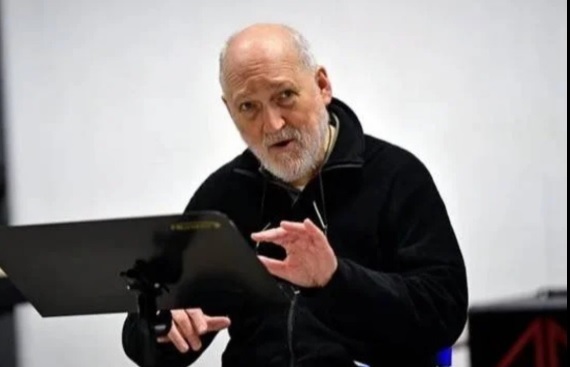 Néstor Andrenacci, director, docente y cantante.
