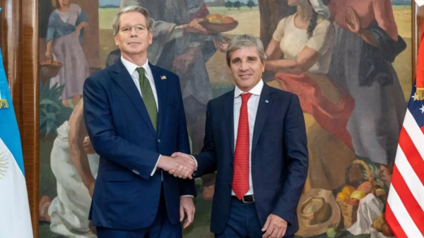 Bessent y Caputo en Washington. Un salvavidas de plomo.  