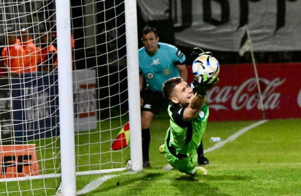 Rigamonti, el héroe de Gimnasia en los penales que le dio el ascenso a Primera. Foto: Daniel Feldman/Jornada Medios.
