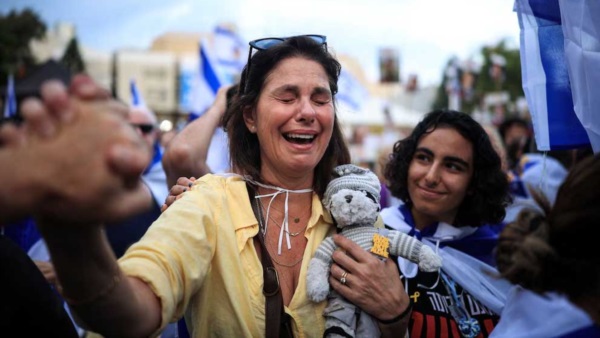 Una mujer rompe en llanto tras la liberación de los primeros rehenes (REUTERS/Itai Ron)