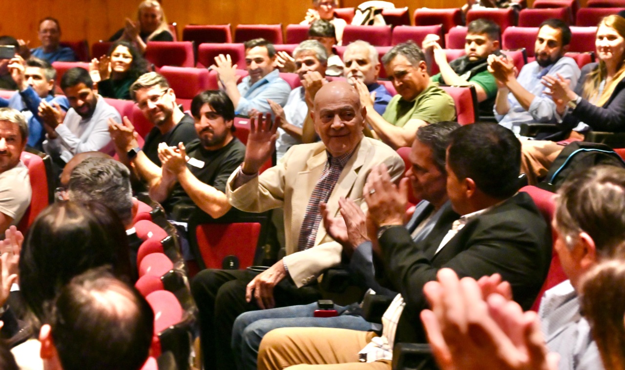 El "Negro" Gómez recibió un cálido aplauso. Leyenda del periodismo deportivo. (Foto: Daniel Feldman).
