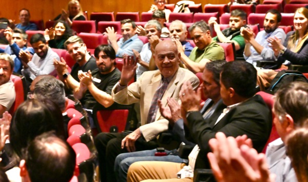 El "Negro" Gómez recibió un cálido aplauso. Leyenda del periodismo deportivo. (Foto: Daniel Feldman).