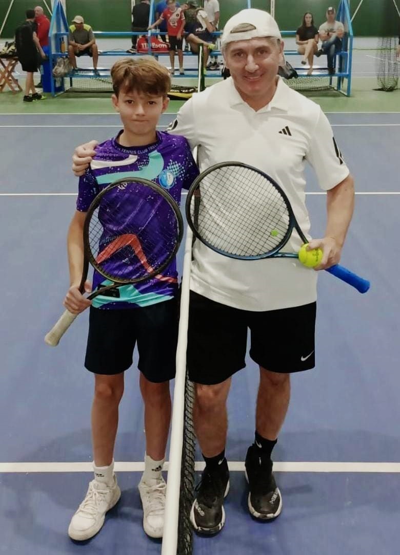 Alfonso Weigel y su rival en la final de 4º Caballeros, Javier Oller.