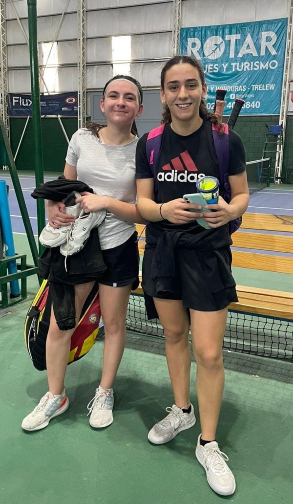 Danna Flori (derecha) campeona y Alma Larrañaga subcampeona en el singles de 4º Damas.