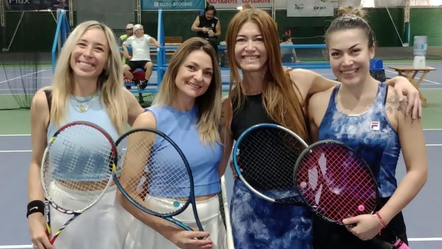 Las campeonas del dobles de 4º Damas Mac Donnell-Allievi junto a las también finalistas Valdevenito-Valdevenito.