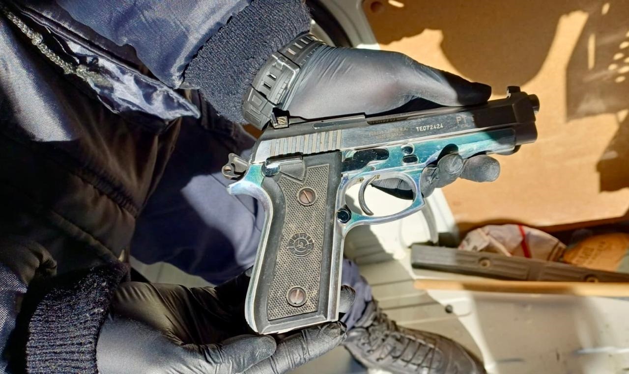 Una de las armas de fuego, secuestrada a los sospechosos, cargada y en condiciones de uso.