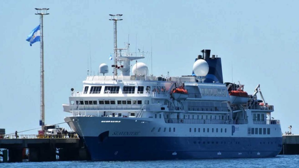 El Seaventure en una visita pasada por Puerto Madryn.