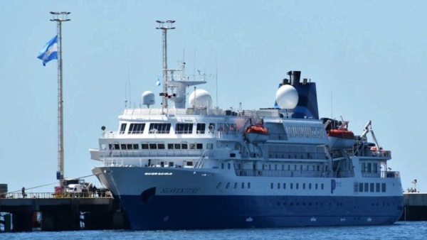 El Seaventure en una visita pasada por Puerto Madryn.