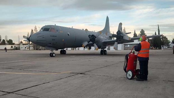 El capitán de Fragata Juan Manuel Janiot, comandante de la Escuadra Aeronaval N6 también trajo el primero de los aviones.