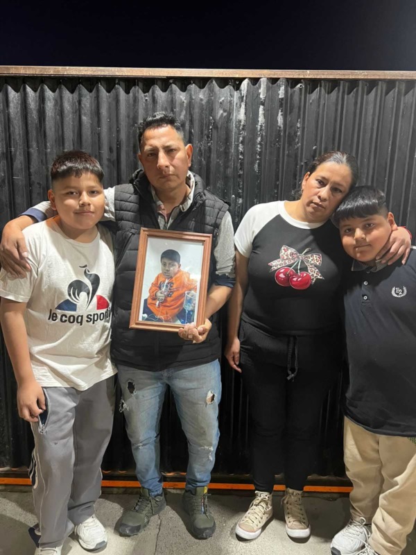 Joana  y Marco, padres de Tiziano junto a sus otros dos hijos.