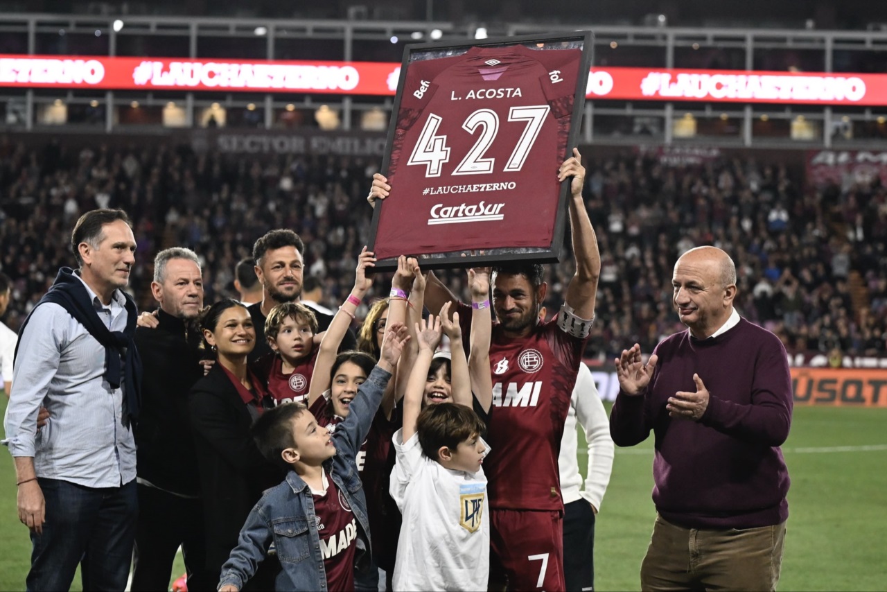 Lautaro Germán Acosta recibió un reconocimiento por convertirse en el jugador con más presencias en la historia de Lanús con 427 partidos.