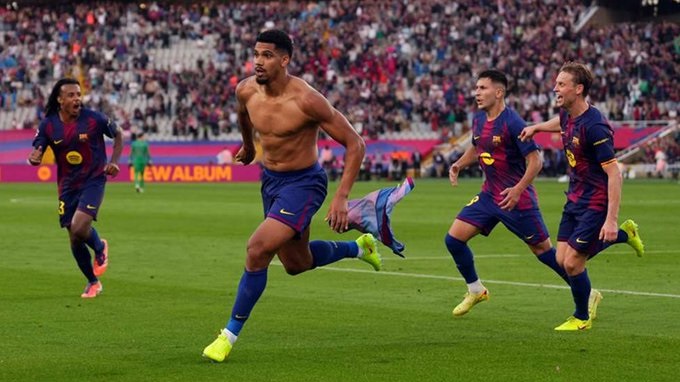 Barcelona triunfa con gol agónico de Ronald Araújo y se pone líder provisional de LaLiga Española.