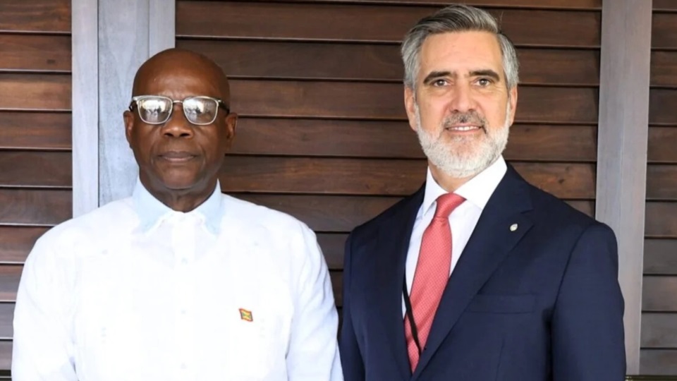 Lennox Andrews, ministro para Desarrollo Económico, Planificación, Turismo, Tecnologías de la Información y la Comunicación de Grenada y Fernando Brun.