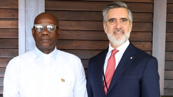 Lennox Andrews, ministro para Desarrollo Económico, Planificación, Turismo, Tecnologías de la Información y la Comunicación de Grenada y Fernando Brun.