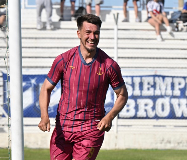 Ezequiel Morales para el 1-0 de Brown. Foto: Daniel Feldman/Jornada Medios. 